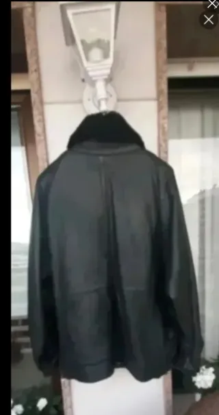 Cazadora de cuero negro con cuello