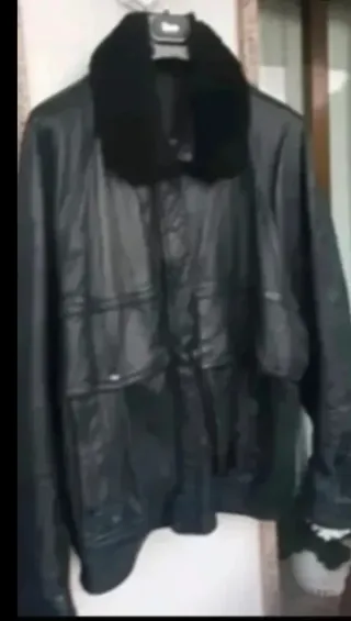 Cazadora de cuero negro con cuello