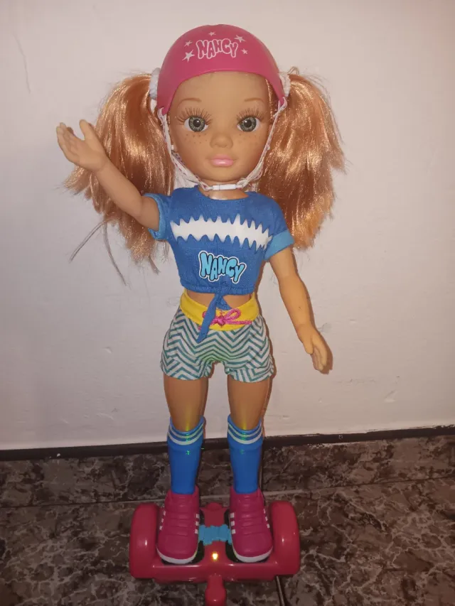 Muñeca Nancy con Hoverboard