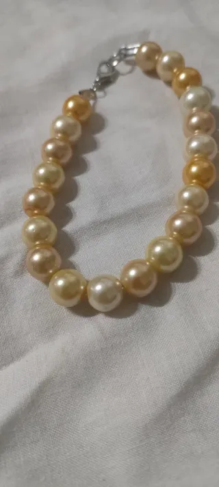 Pulsera perlas beige y doradas
