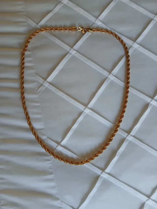 Cadena dorada estilo cordón