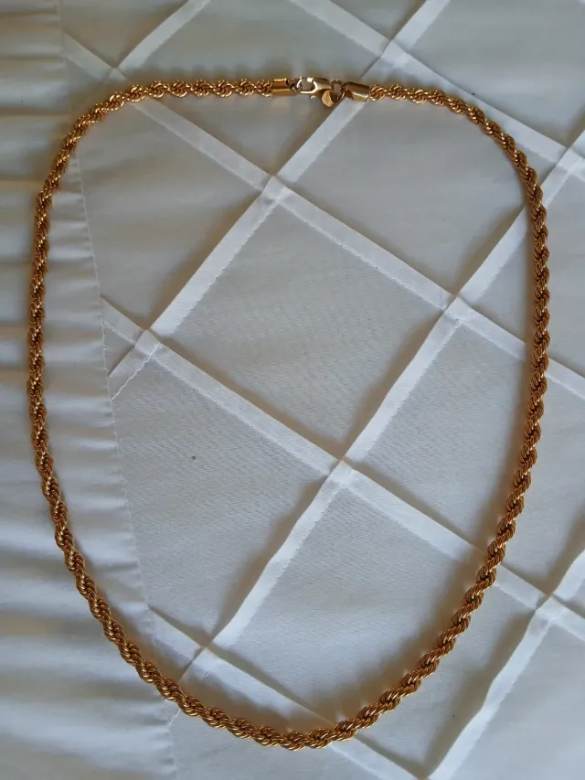 Cadena dorada estilo cordón