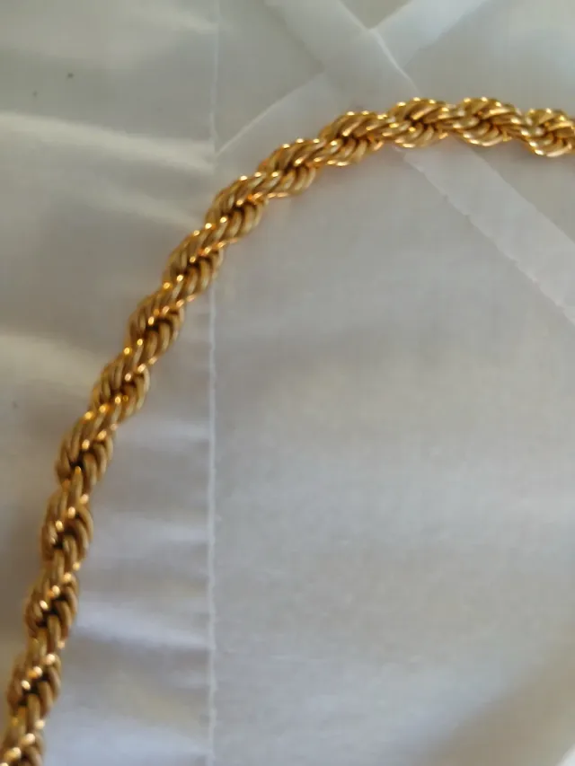 Cadena dorada estilo cordón