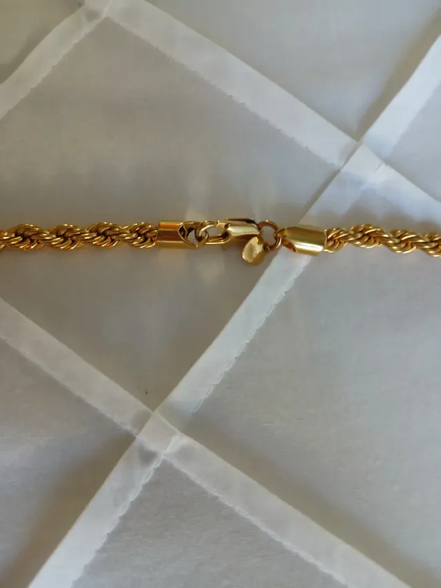 Cadena dorada estilo cordón