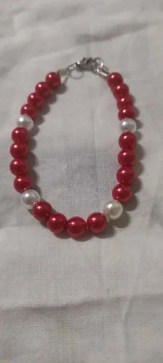 Pulsera de perlas rojas y blancas