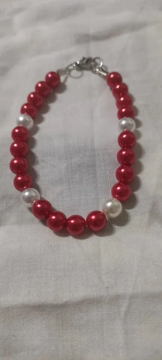 Pulsera de perlas rojas y blancas