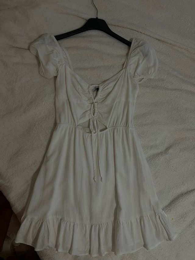 Vestido blanco corto con volantes