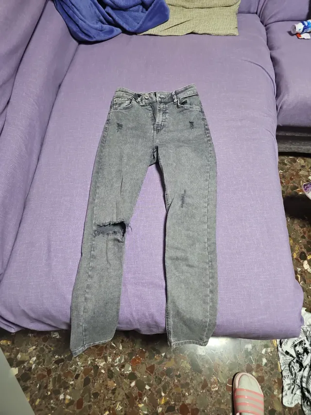 Pantalones vaqueros grises rotos