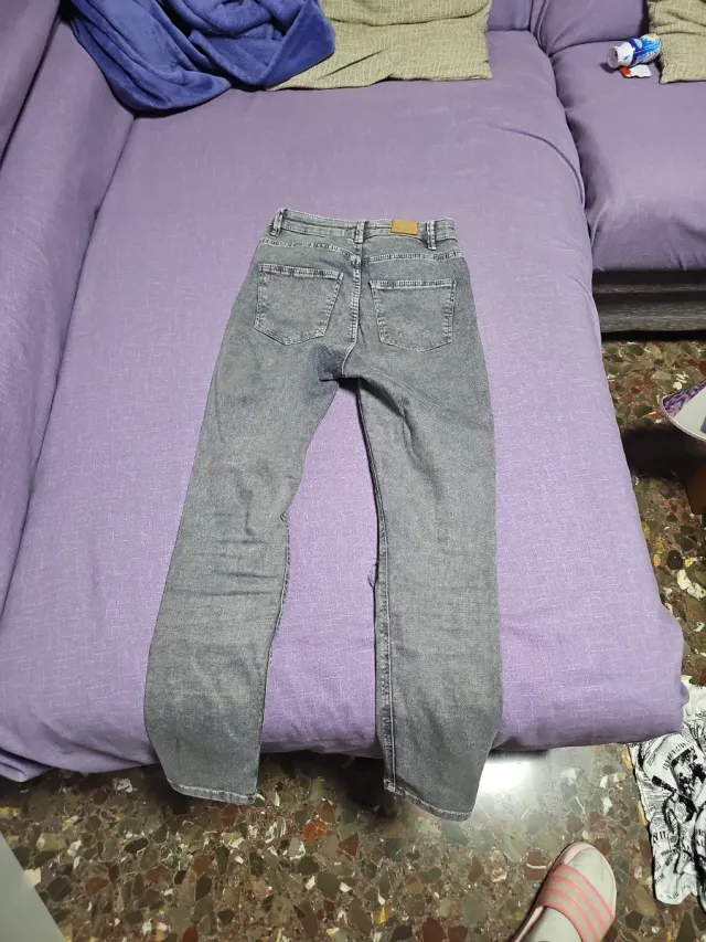 Pantalones vaqueros grises rotos