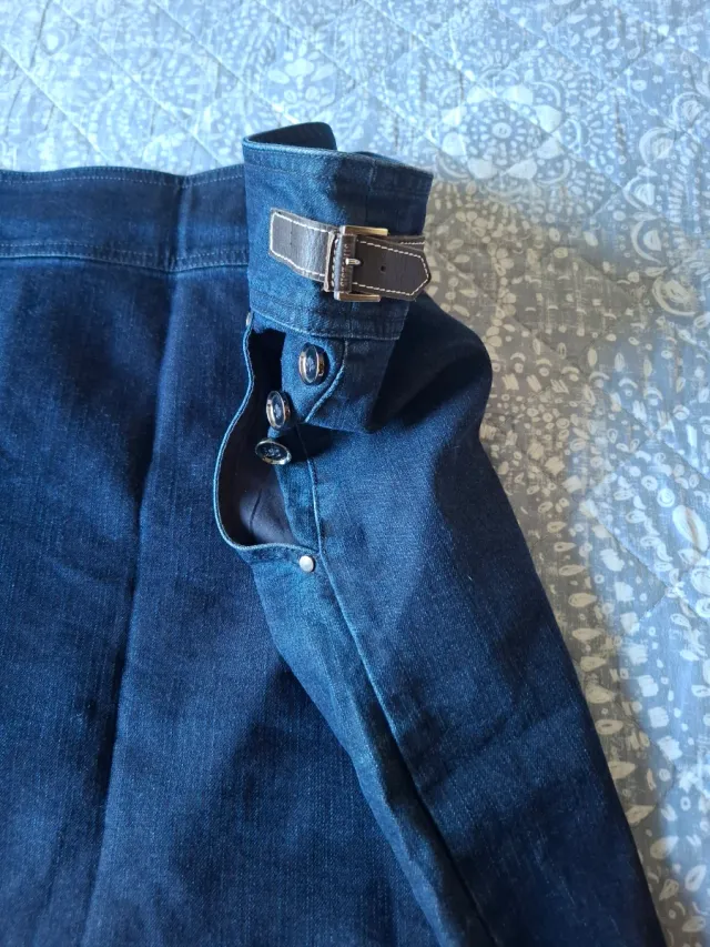 Falda vaquera con cinturón y botones en el lateral