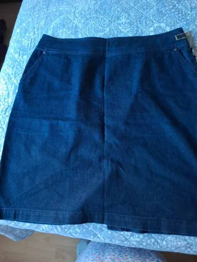 Falda vaquera con cinturón y botones en el lateral