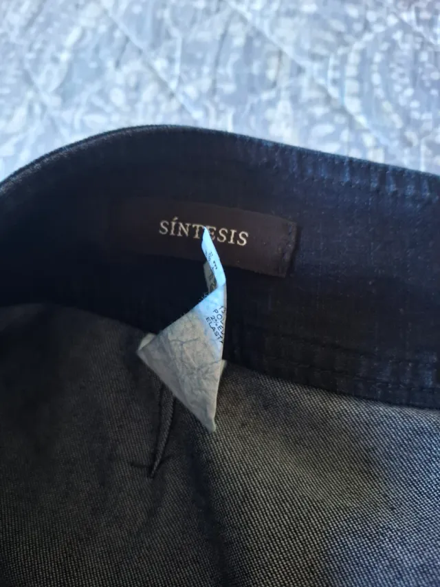 Falda vaquera con cinturón y botones en el lateral