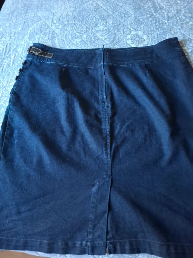 Falda vaquera con cinturón y botones en el lateral