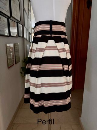 Bonita y original falda corta de de Warehouse.