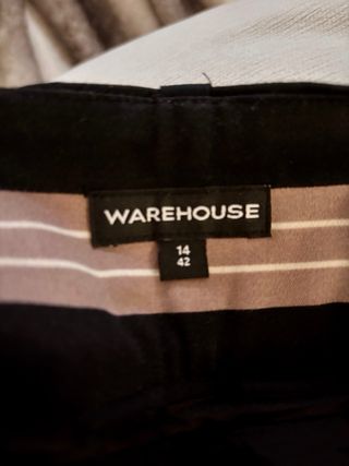 Bonita y original falda corta de de Warehouse.