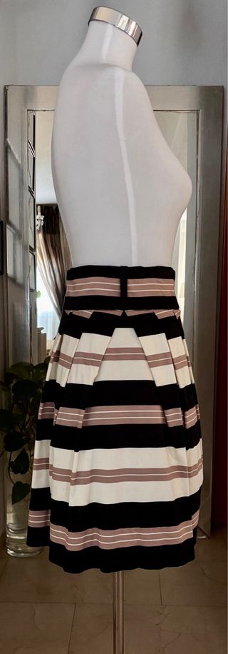 Bonita y original falda corta de de Warehouse.