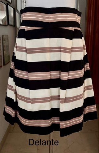 Bonita y original falda corta de de Warehouse.