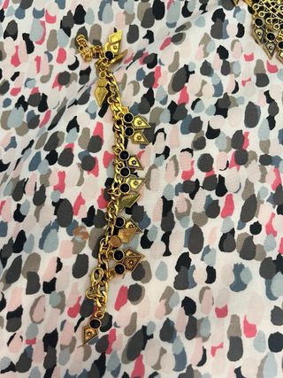 Collar dorado con pulsera y pendientes