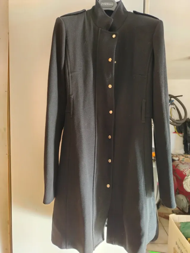 Cappotto nero con bottoni dorati