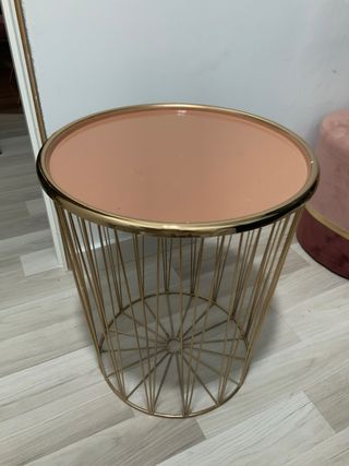 Mesa auxiliar Sklum dorada y rosa
