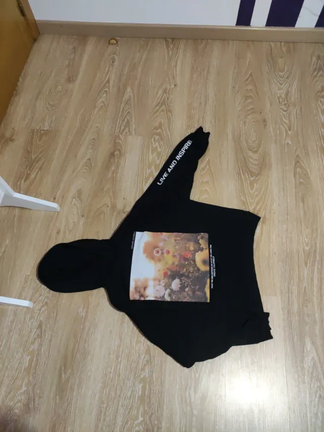 Sudadera negra con estampado floral