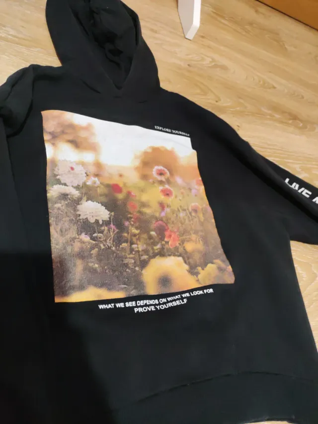 Sudadera negra con estampado floral