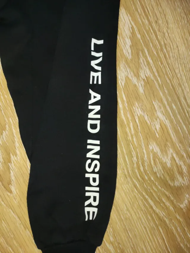 Sudadera negra con estampado floral