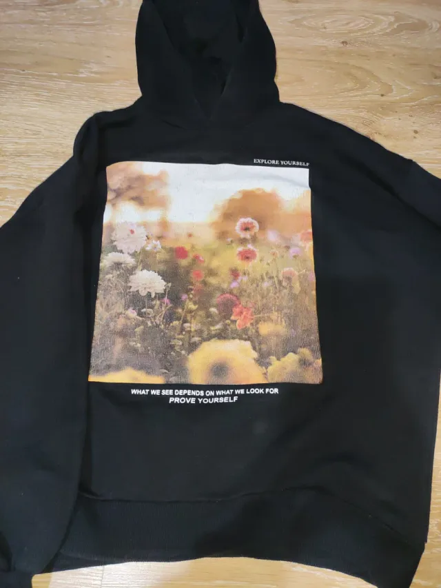 Sudadera negra con estampado floral