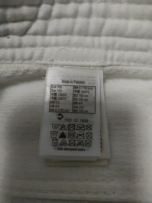 Judogi blanco con cinturón amarillo y blanco