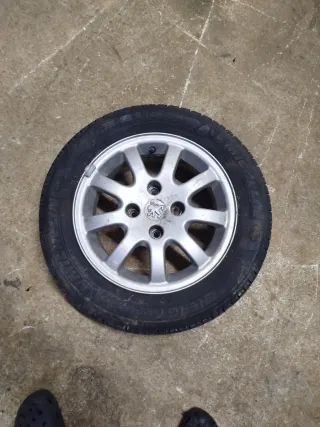 Llanta Peugeot 14 con cubierta Michelin