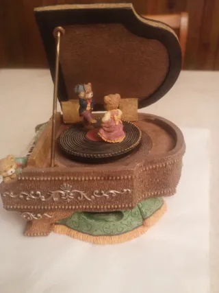 Caja de música piano con figuras