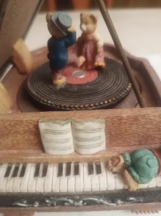Caja de música piano con figuras