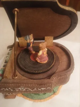 Caja de música piano con figuras