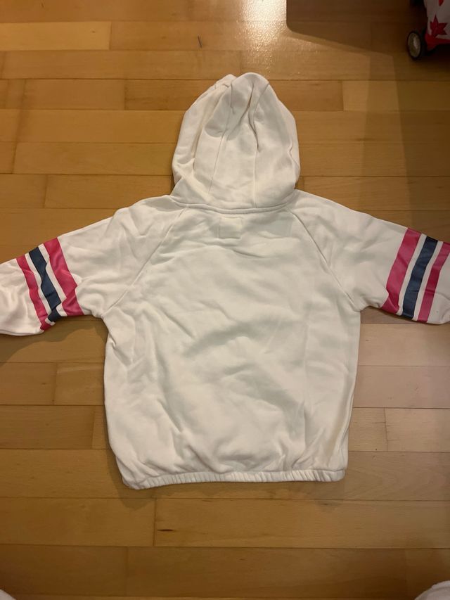 Sudadera rosa y blanca con cordón