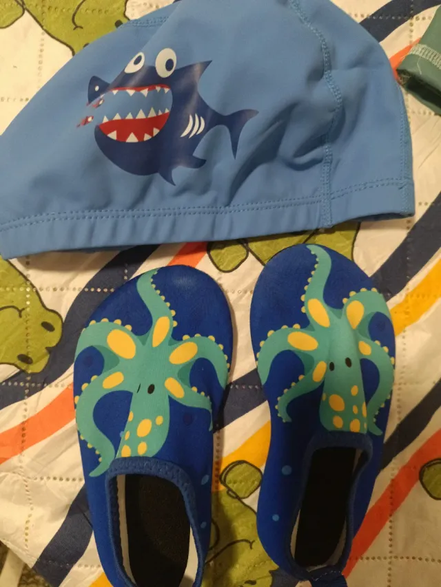 Gorro y escarpines piscina niño tiburón y pulpo