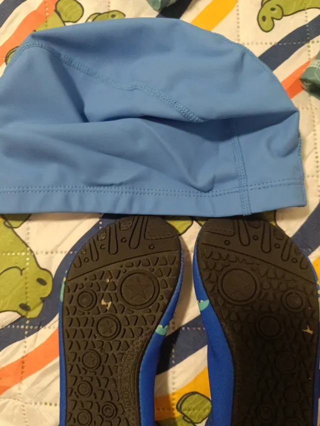 Gorro y escarpines piscina niño tiburón y pulpo