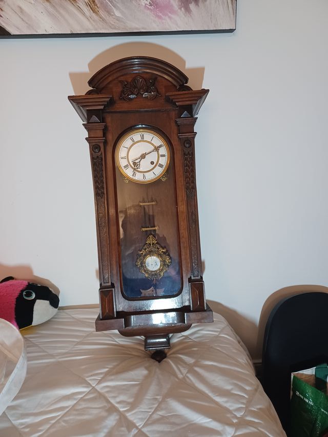 Reloj de pared antiguo de péndulo