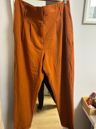 Pantalón de pinzas ONLY color tierra