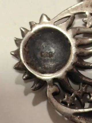 Collar antiguo con colgante de sol y luna