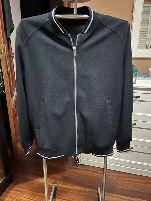 Chaqueta fina Zara negra con detalles blancos.