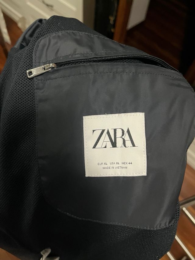Chaqueta fina Zara negra con detalles blancos.