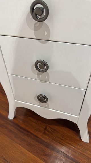 Dos mesillas de noche blancas de madera