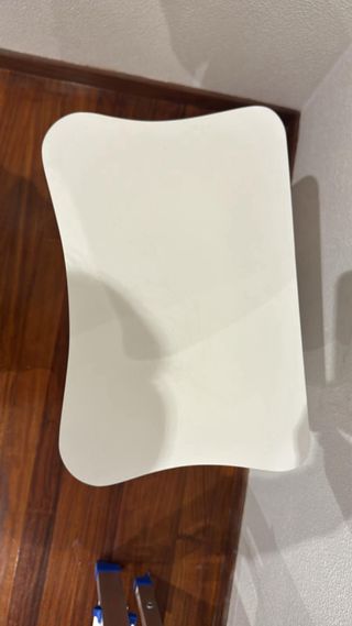 Dos mesillas de noche blancas de madera