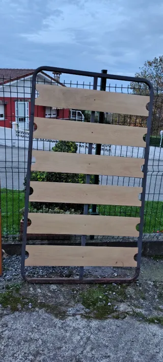 Cama de madera rústica