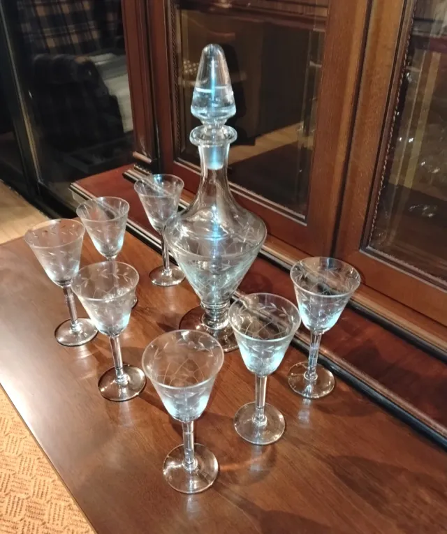 Juego de copas y licorera talladas