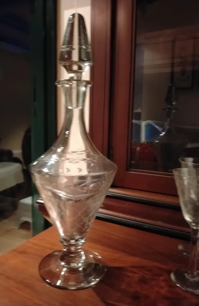 Juego de copas y licorera talladas