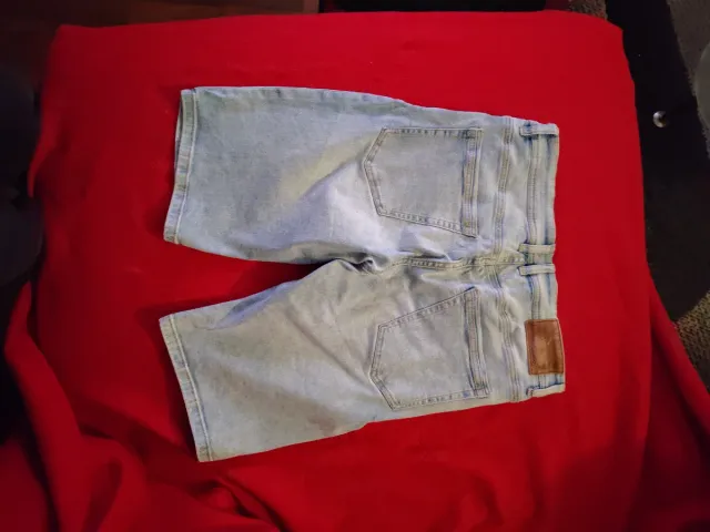 Pantalón vaquero corto desgarrado