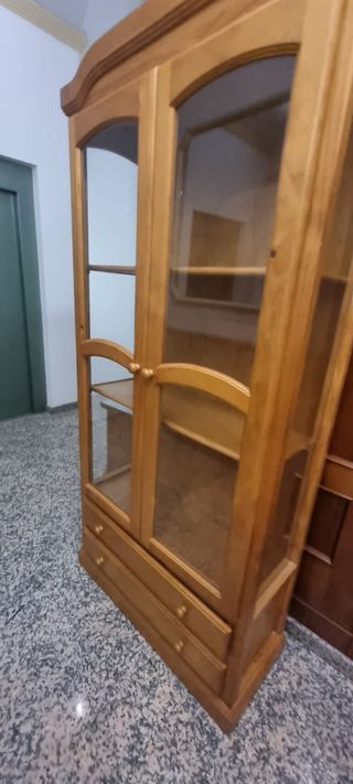 Vitrina de madera con puertas de cristal