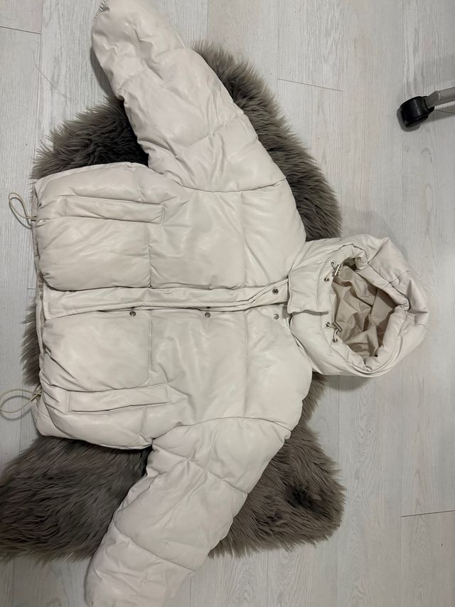 Abrigo Bershka blanco acolchado