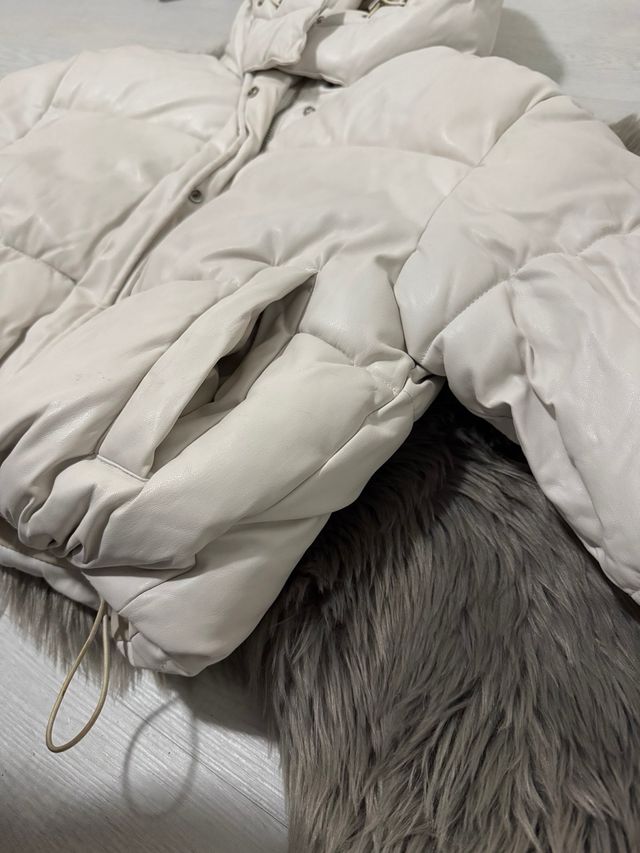 Abrigo Bershka blanco acolchado